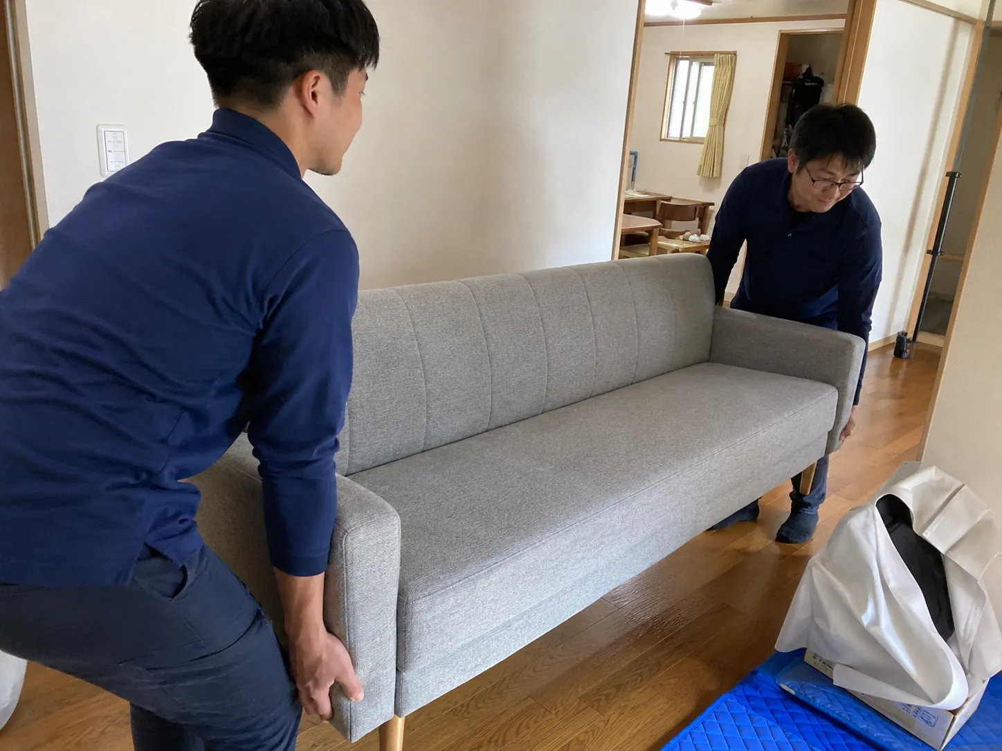 家具移動の作業の様子