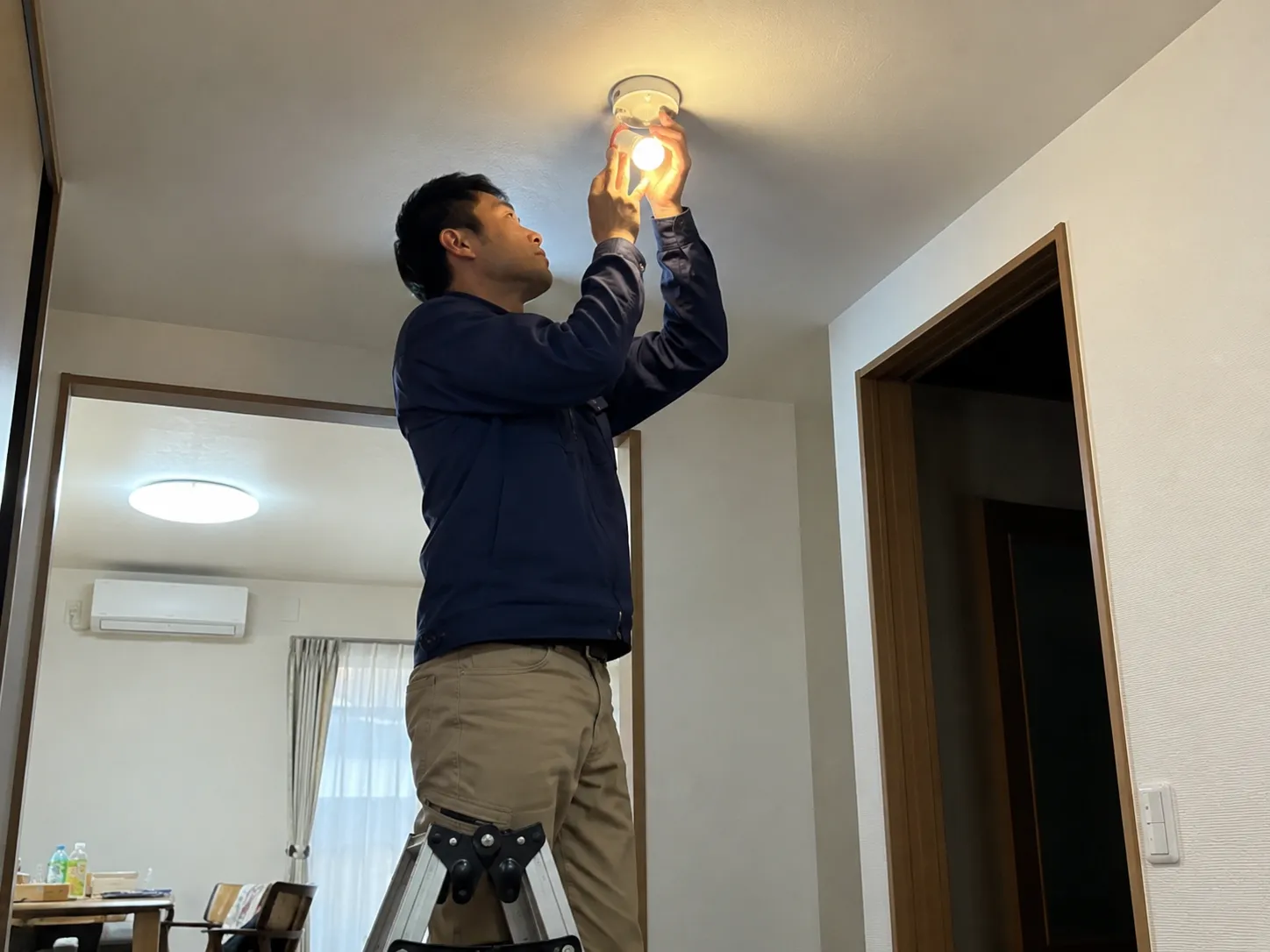 電球交換の作業の様子